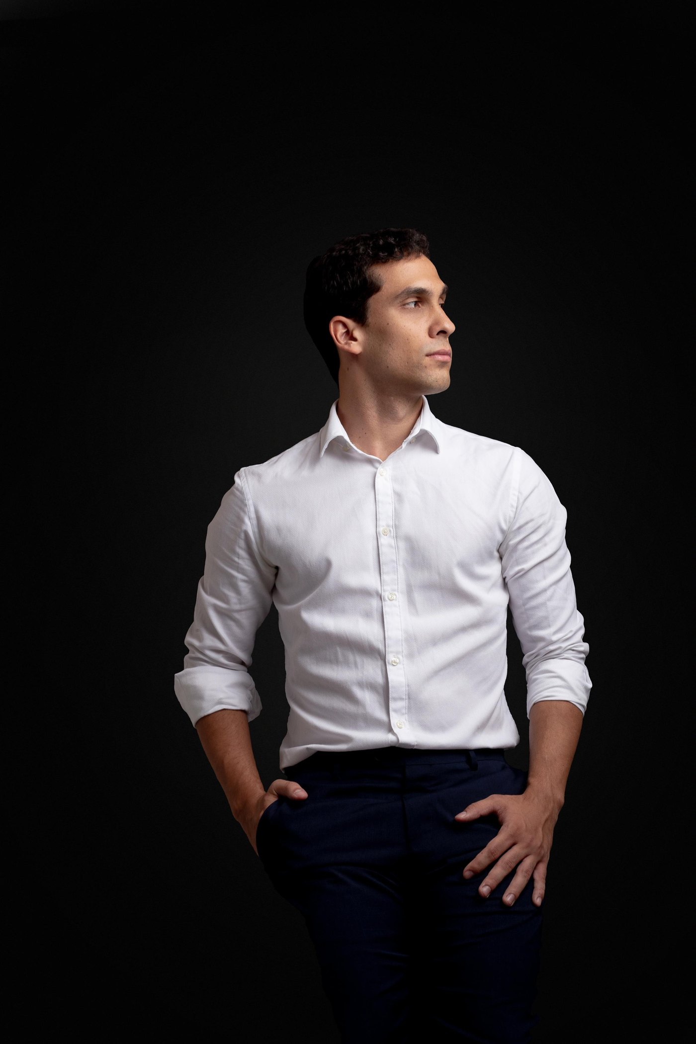 Gabriel Novais em retrato profissional, de camisa branca