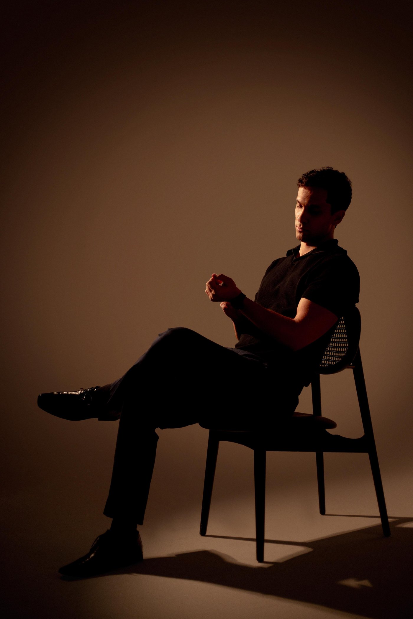 Gabriel Novais em retrato profissional com iluminação sóbria